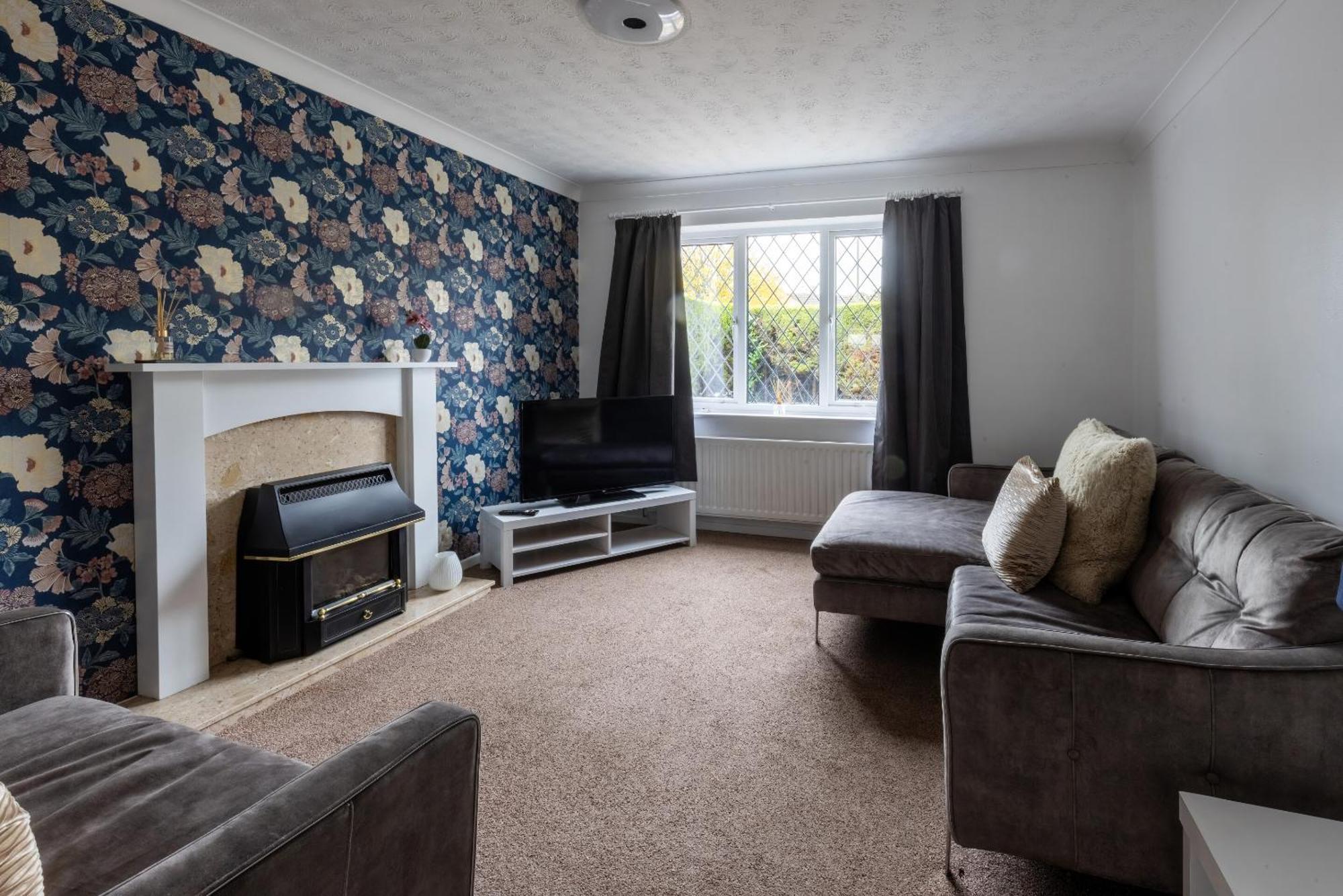 The Conifers Large Detached Home With Off Street Parking Witney Exterior photo